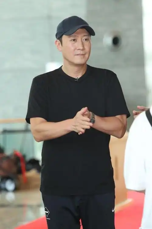 黄头发白西装黎明 天王黎明年过半百又怎样(4)