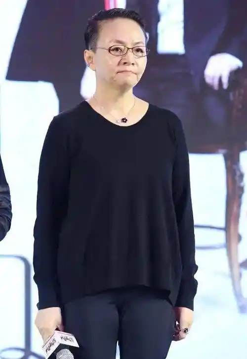 宋丹丹也快60,还学年轻人冬天穿紧身裤,眼角皱纹早就出卖她了!