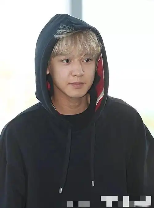 朴灿烈最新机场未p照皮肤松弛黑眼圈重就快变成李光洙了