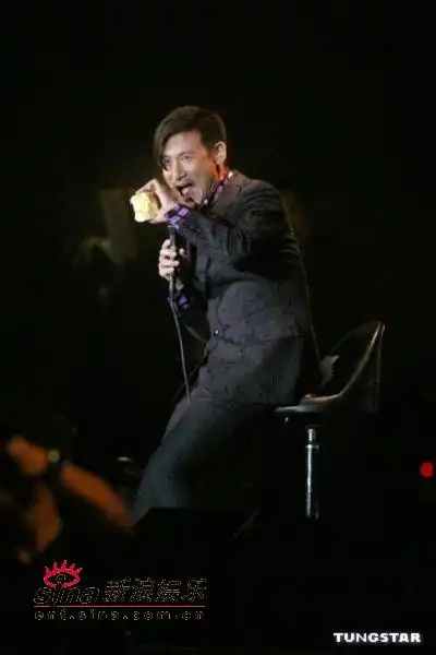 组图:张学友慈善演唱会啃苹果登台让人倍感亲切