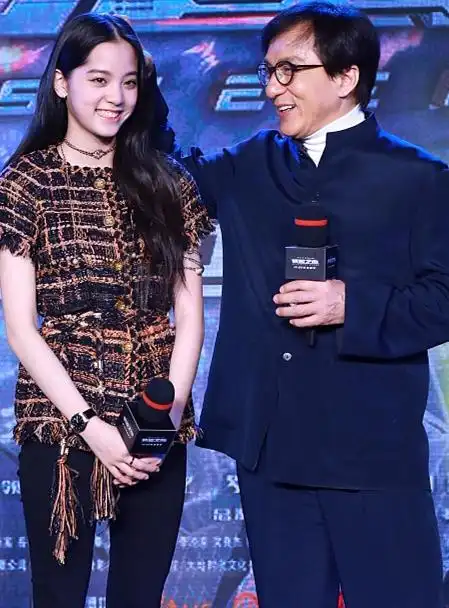 成龙帮欧阳娜娜举饮料杯,爱抚摸头好似对女儿父爱爆棚