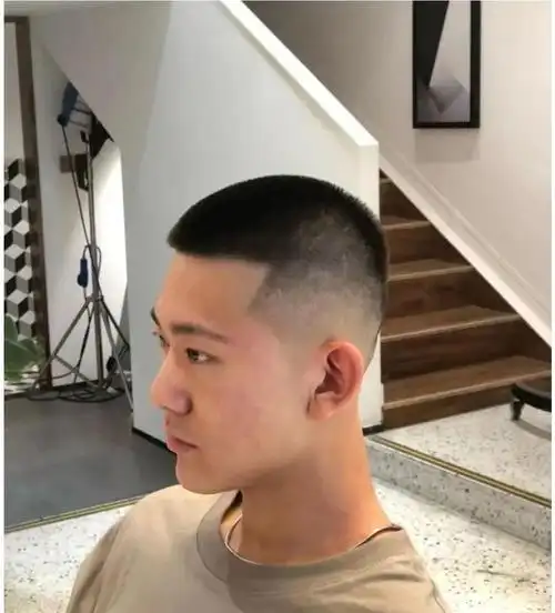 园寸头可以说是男士发型当中最简单省事的一种发型,超短的发型不用