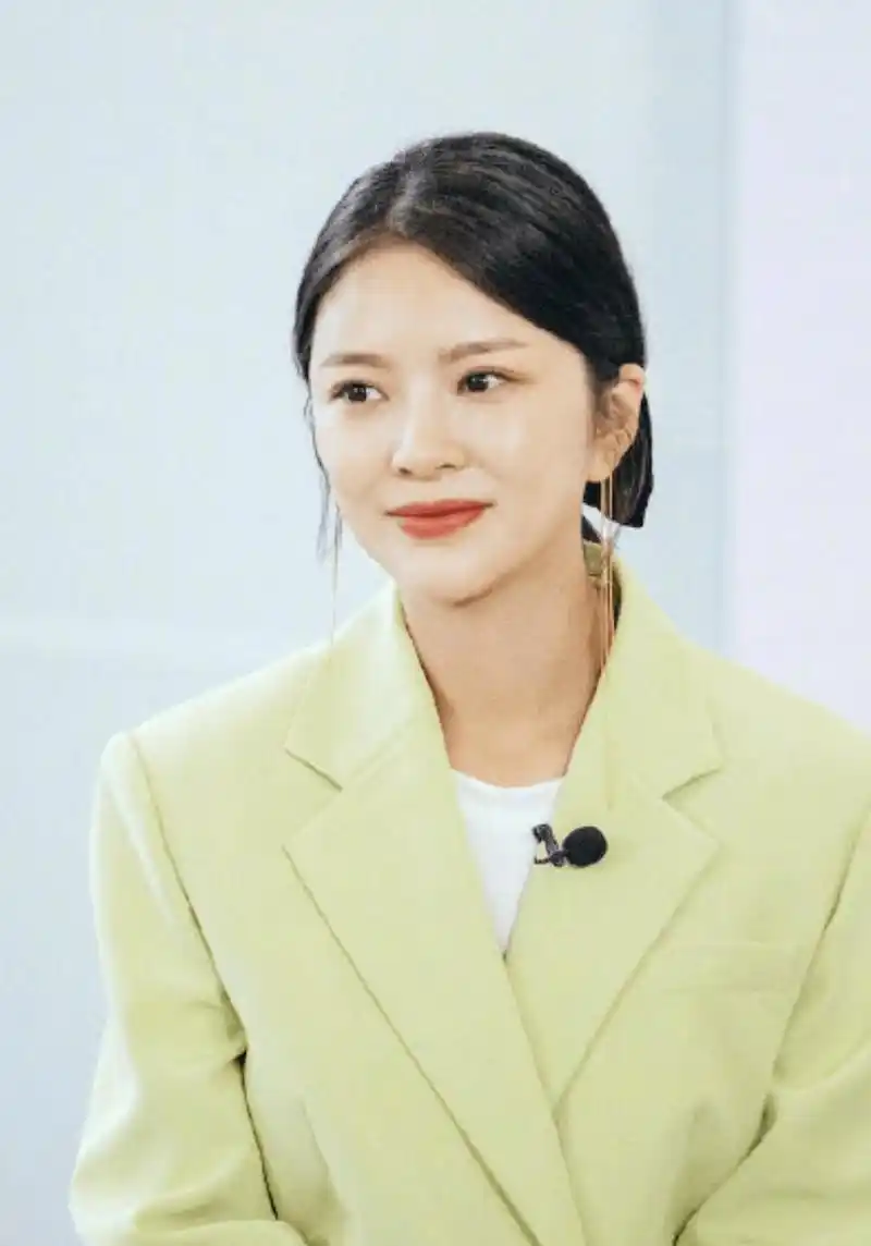 王灿晒自拍皮肤白似雪趴老公怀中小鸟依人杜淳一脸严肃