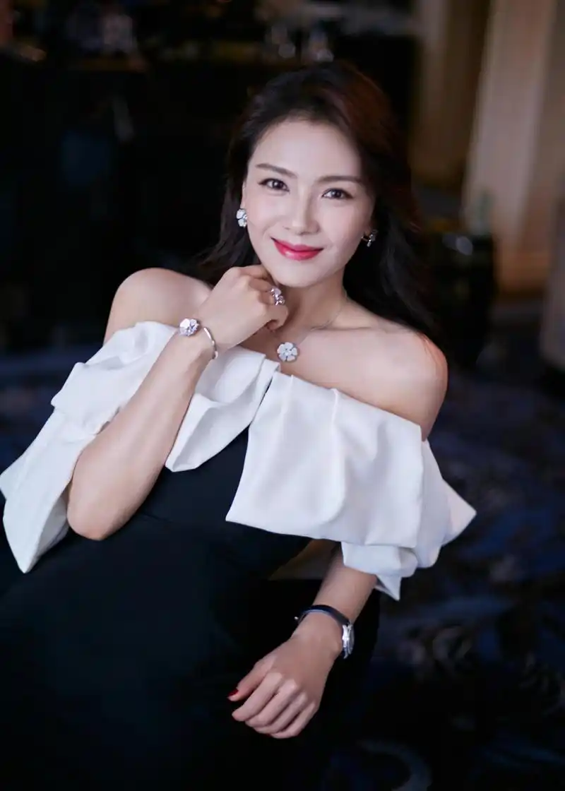 42岁刘涛的骨感身材绝了穿拼接色一字肩连衣裙锁骨真吸睛