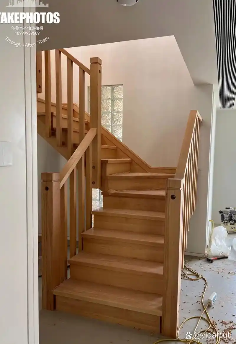 红橡木实木楼梯,护拦极简柱形外挂,原木色