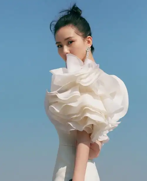 刘诗诗仙女感再现,纯白鱼尾裙美到极致,女神气场太强大了