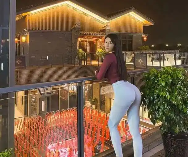 130斤的"微胖女神"刘太阳,s型曲线成焦点,成为众多网友的偶像