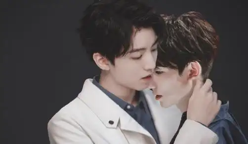 王源手疼让王俊凯喂饭,两人却用同一副筷子,当众间接接吻?