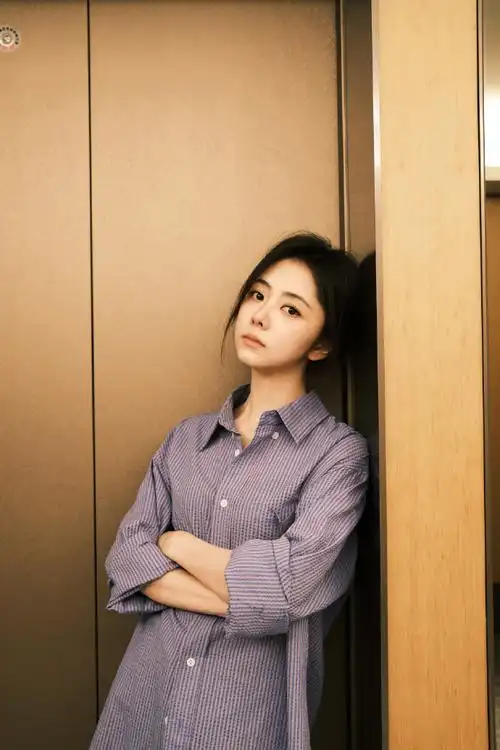 postcard#  随手拍拍,更多两小姐@谭松韵seven掉落～  靠墙戴个帽,是