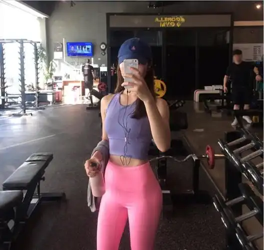 健身女神爱自拍秀身材却不露脸网友看这身材就够了