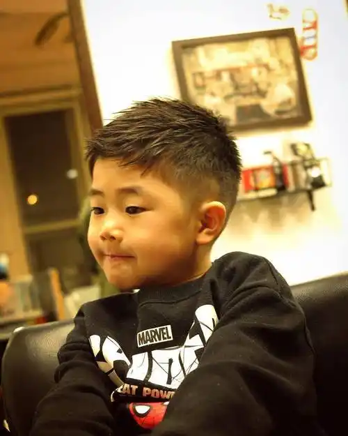 原创天热别再剪锅盖头了夏日小男孩发型来了剪完都很帅