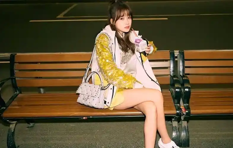 孙怡单身后的时尚大变身!吊带牛仔套装尽显魅力,比例令人羡慕_身材