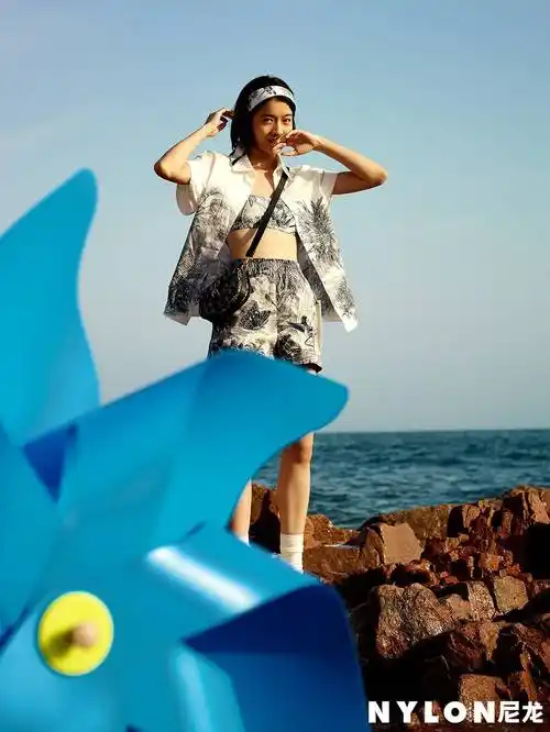 张雪迎身着短裤演绎复古学院风