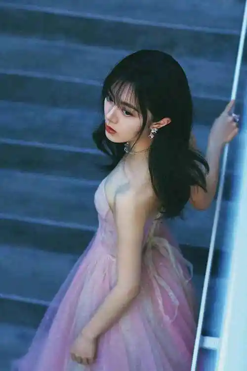 赵今麦工作花絮写真曝光 梦幻粉纱诠释灵动少女