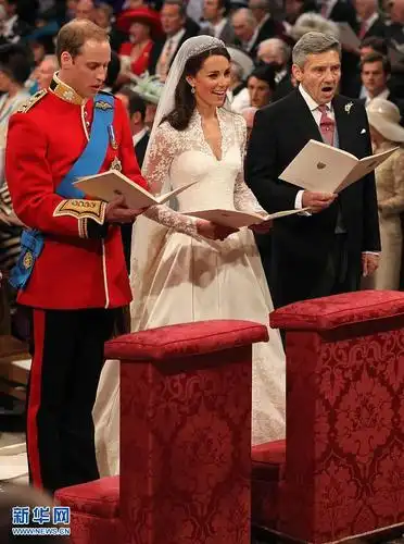 英国威廉王子(左)和凯特·米德尔顿在伦敦的威斯敏斯特教堂举行婚礼