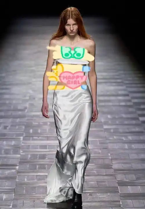 贺聪真空走秀,全程靠双手捂住上身,布料好少,这衣服一次性的吗_刘雯