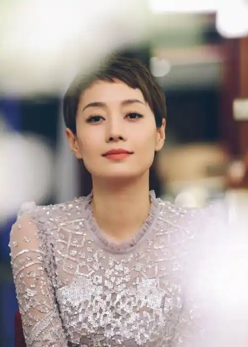 马伊琍穿手工碎花裙,这气质配得上华鼎奖最佳女主,减龄时髦_发型_超