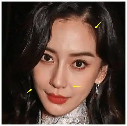 angelababy头小脸小,但因为身板太细,生图看上去有种"大头娃娃"的即视