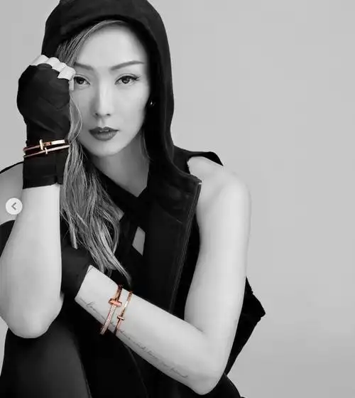 组图:郑秀文穿深v露背西装性感优雅 侧脸轮廓精致气场十足