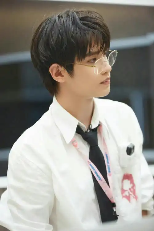 黄明昊密逃4眼镜西装造型高清剧照##黄明昊密逃4白衬衫眼镜造