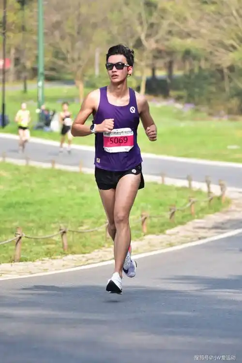 能够提升城市正面形象举办马拉松能够吸引很多人来这个城市,同时也能