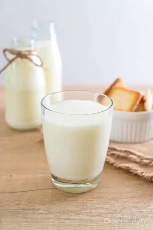 一杯新鲜的牛奶照片-正版商用图片0ud6qf-摄图新视界