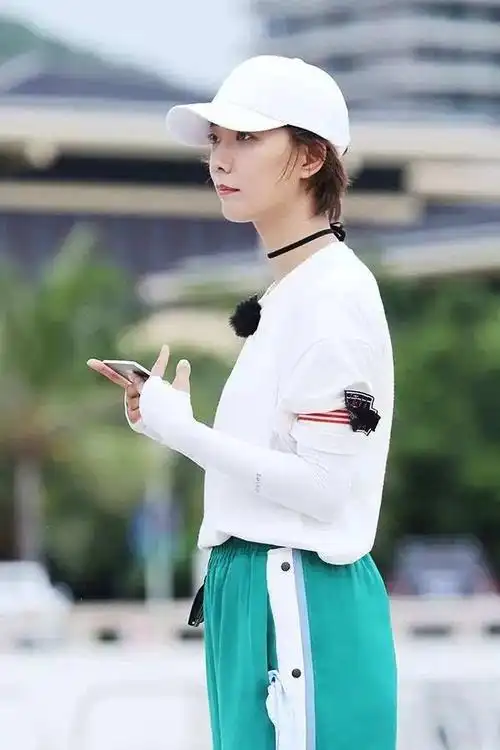 《极限挑战》孙红雷姚晨结盟,变身餐厅职员当街招揽生意