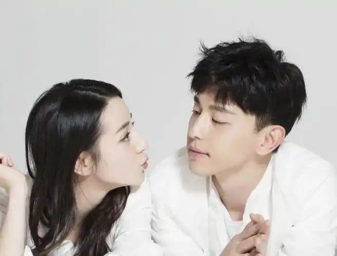 虽然没有送祝福但是一个动作可以看出杨紫在邓伦心中的位置