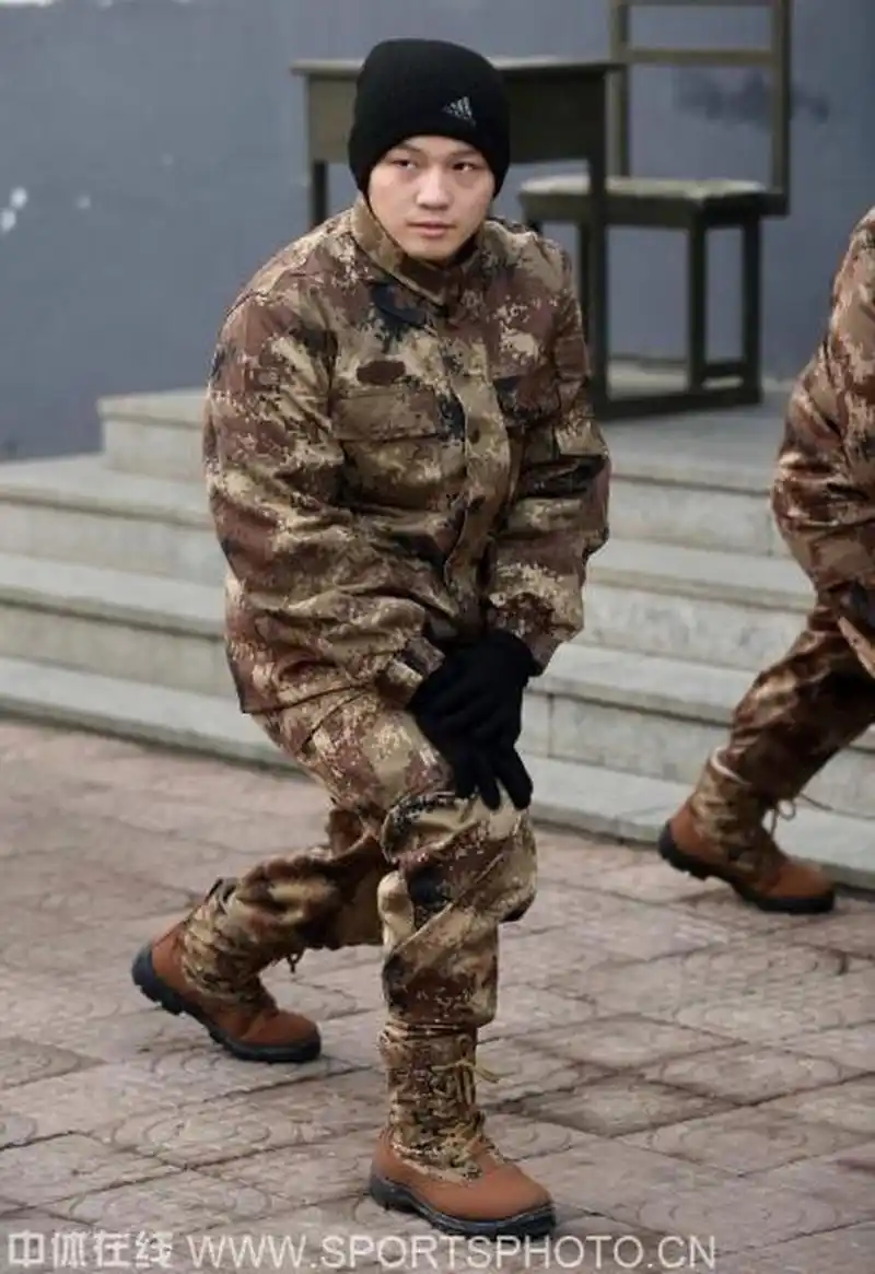 樊振东# #乒乓球# 当军装配上帽子,帅气的东东
