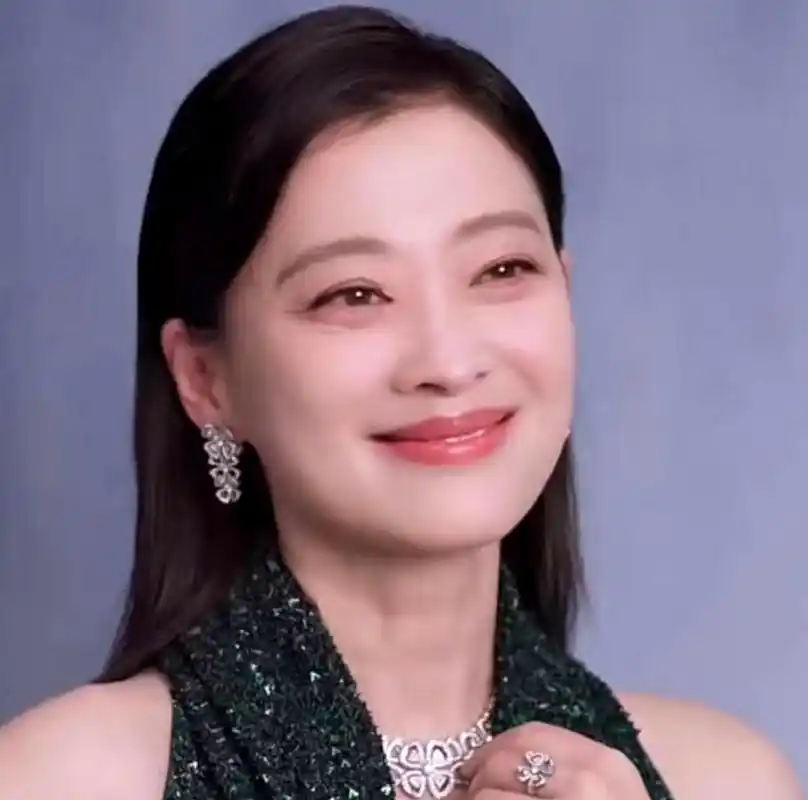 梅婷的活动照片展现了中年女演员的真实状态,她有颈纹和鱼尾纹,身材也