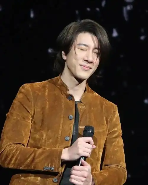 王力宏演唱会泪唱想念儿女,全家陪伴复出,自称盖世英雄回归舞台插图2