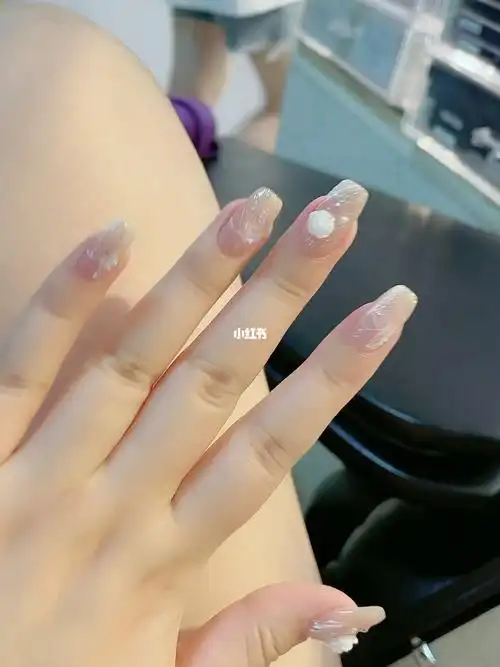 干净显气质的裸色花样美甲夏季显白款