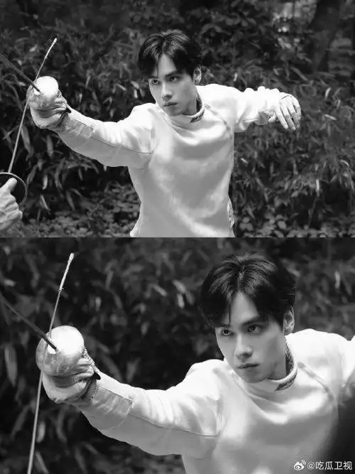 胡一天这个击剑照也太有氛围感了吧,这个身高真的太优越了吧!