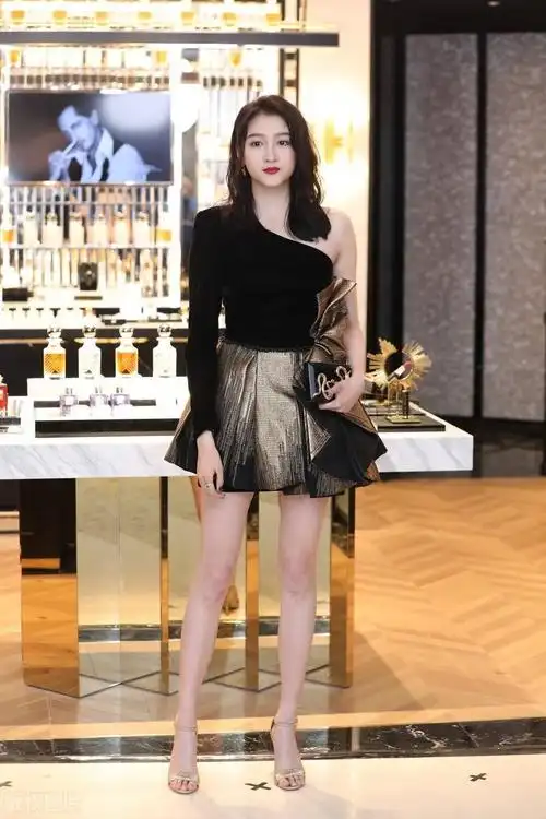 1/ 6 今年斜肩上衣超级的火爆,关晓彤,张天爱都爱穿.