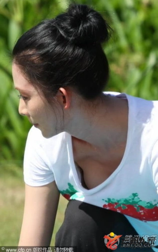 林志玲俯身秀沟露出内衣