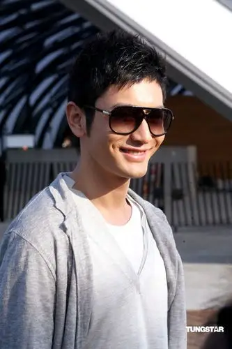 黄晓明帅气侧面