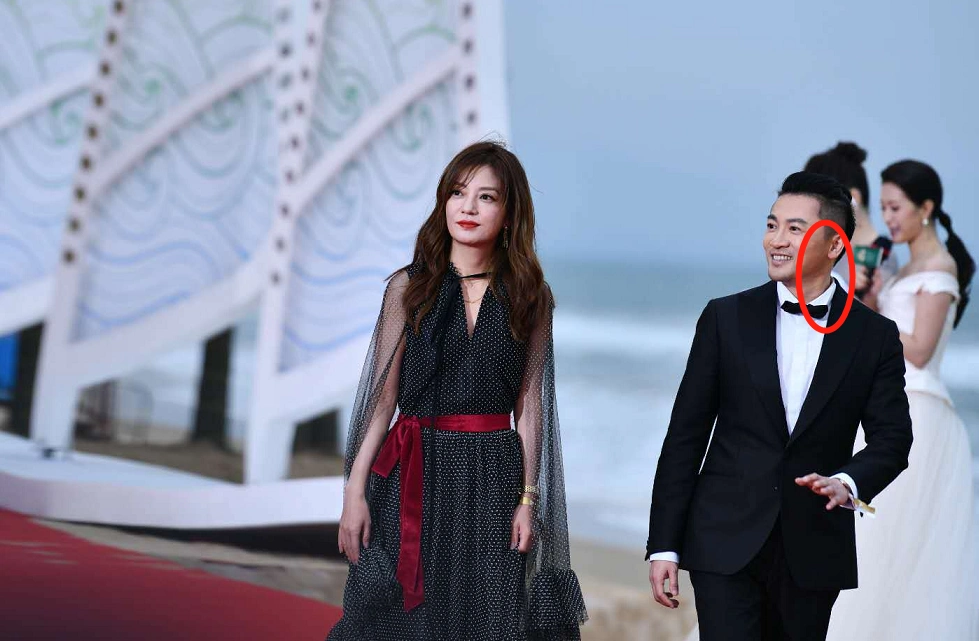 苏有朋赵薇走红毯,本以为前者宝刀未老,转头后才知是粉底的功劳