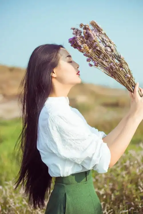 美术文艺女生秋天户外杂拍长发气质美女图片