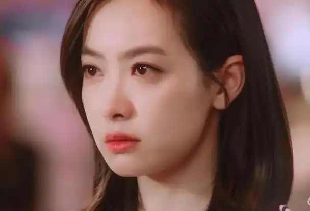 没想到2024刚开年37岁的宋茜就打出了一副王炸