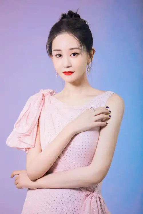 海陆淡粉长裙优雅温婉写真图片,分享一组海陆图片给大家,图中的明星