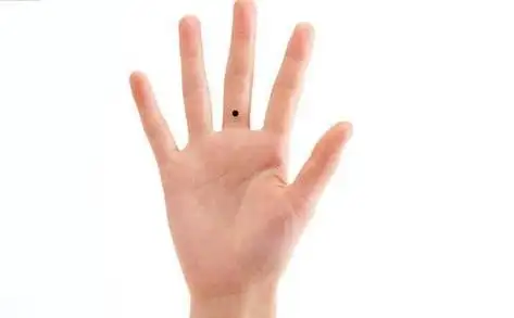 女生中指有痣不甘平凡 30岁后生活幸福