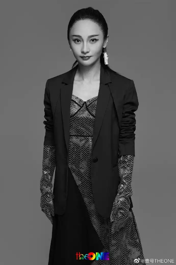 姚笛38岁生日登封 扎高马尾涂红唇大秀香肩