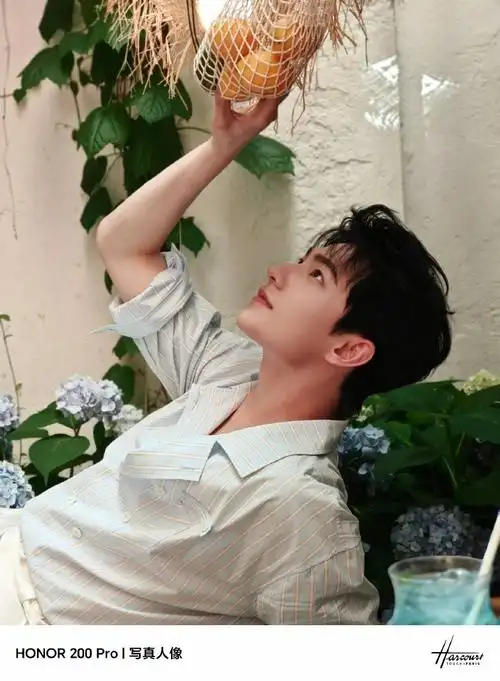 被绣球花包围的杨洋##杨洋的照片里装满了夏天