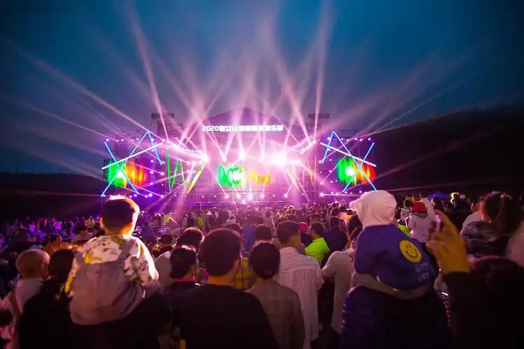 火爆的演出现场.