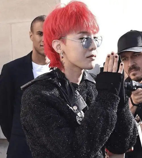 权志龙欧洲巡演结束,一头红发亮相时装周,全球形象大使亮瞎眼