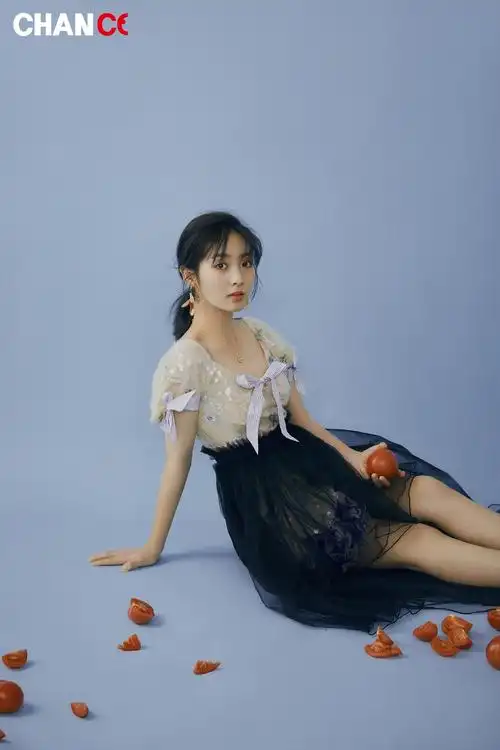 邢菲写真大片凸显时尚质感盐甜美帅兼备化身双生花