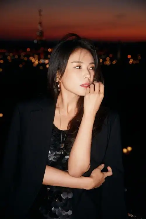 刘涛一身黑色紧身裙现身巴黎时装周,裙子完美将涛姐身材勾勒出来