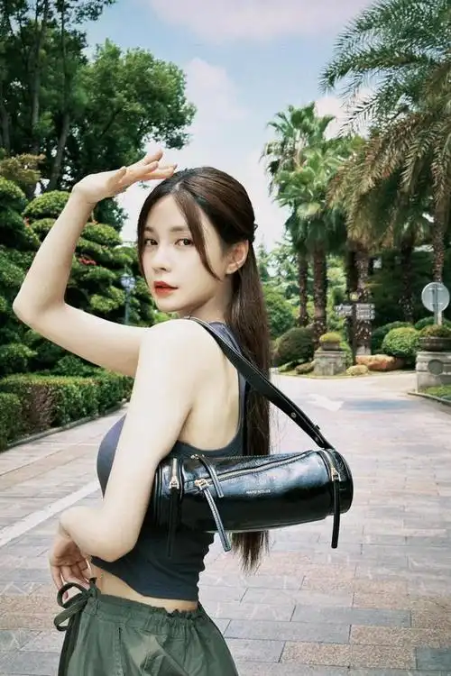 171沈梦辰又穿背心,这次搭配工装阔腿裤,竟比平常减龄洋气不少|高腰