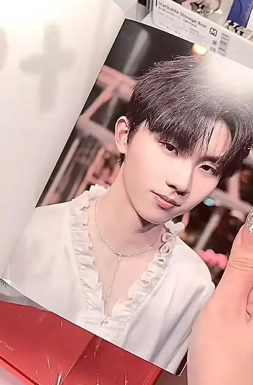 马嘉祺全员加速中#哪个好人扫描一下pb内页特别是金丝框眼镜的!