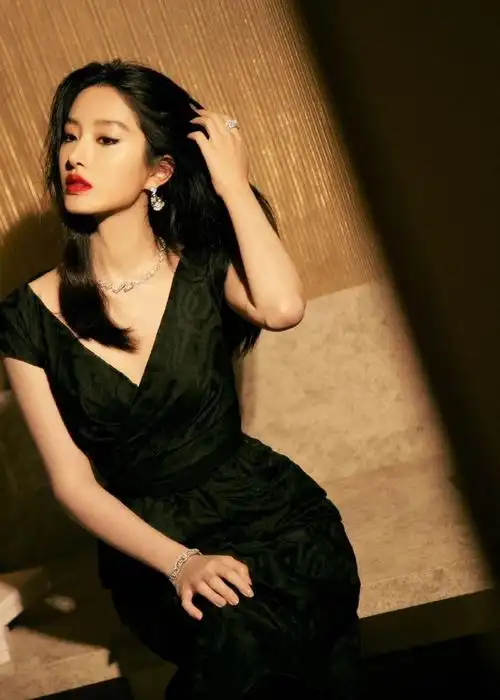 杨采钰黑发红唇好绝##杨采钰猫眼妆